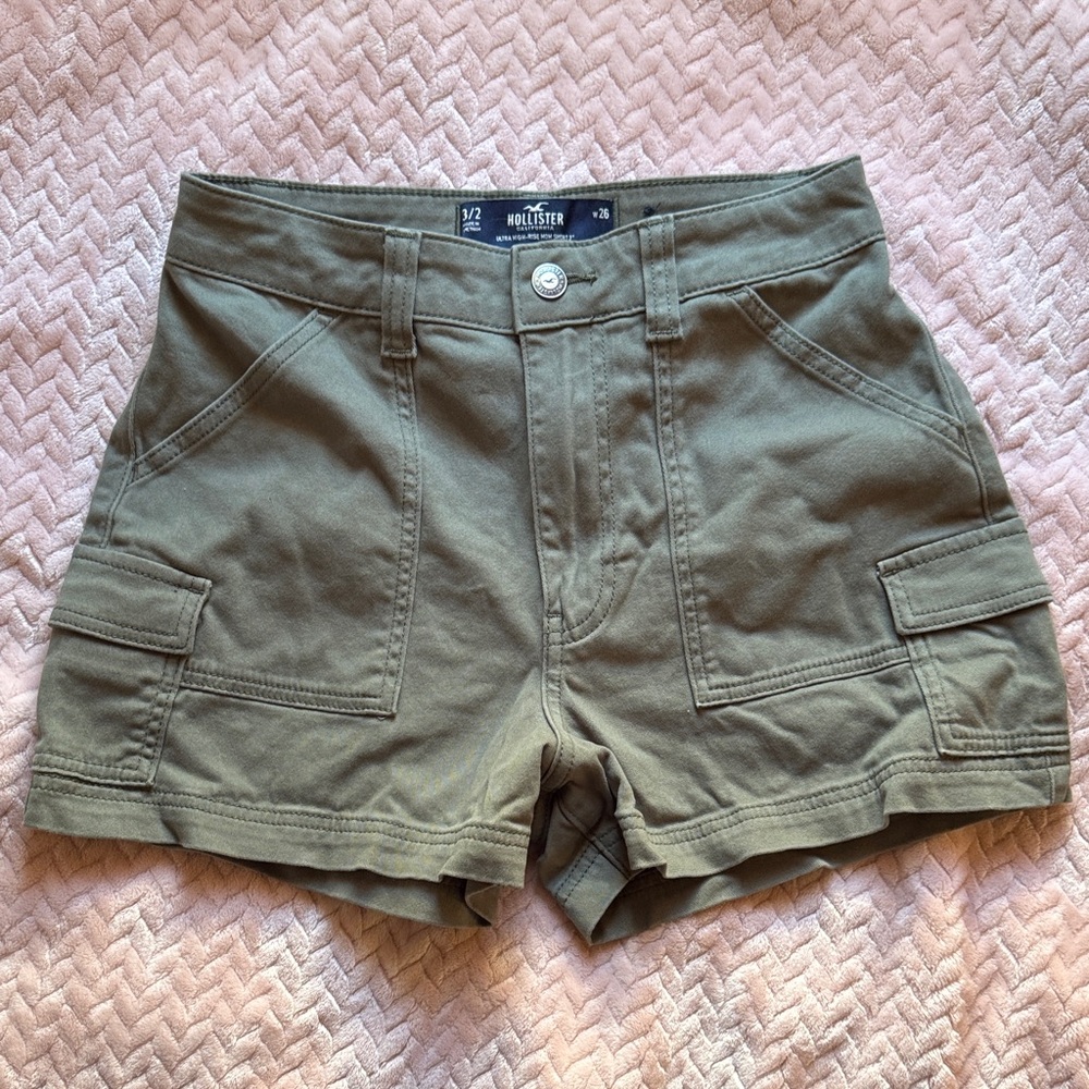 Hollister Women's Green Cargo Shorts